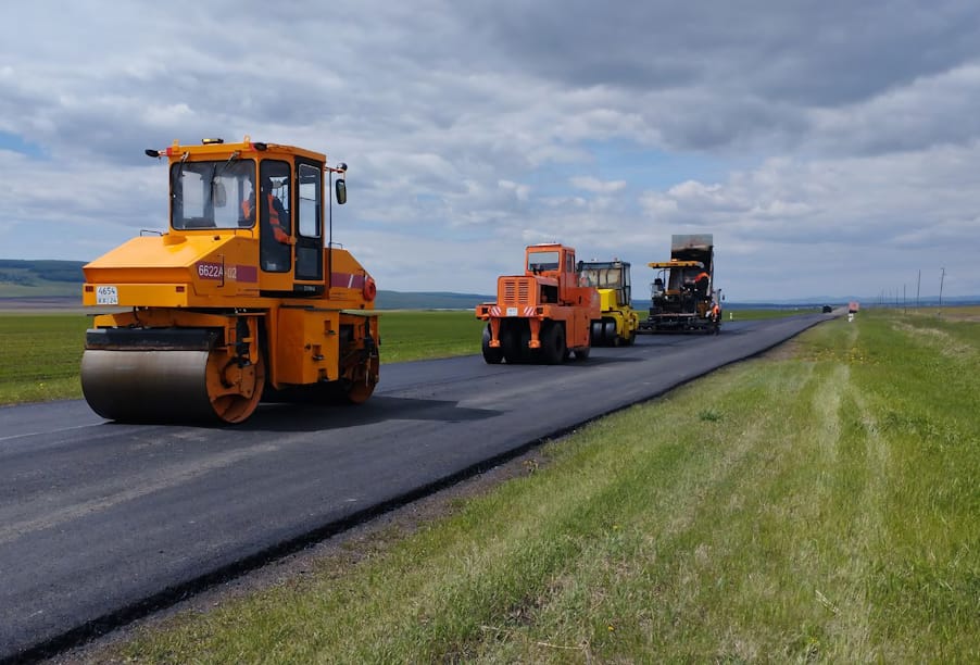 В Красноярском крае укладывают новый асфальтобетон на дороге к озерам Шира, Белё и Итколь